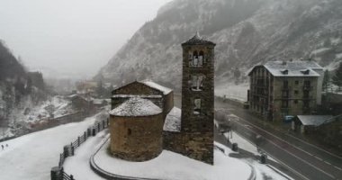 Aziz Joan de Caselles Kilisesi. Andorra. Kış. Havadan. 