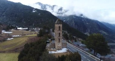 Andorra 'daki Romen Kilisesi Sant Miquel d Engolasters. Kış. Havadan. 