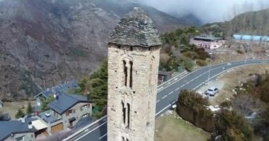 Andorra 'daki Romen Kilisesi Sant Miquel d Engolasters. Kış. Havadan. 