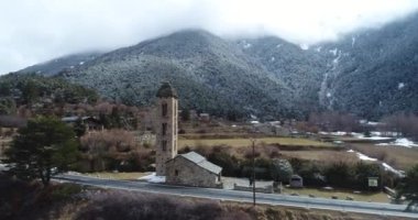 Andorra 'daki Romen Kilisesi Sant Miquel d Engolasters. Kış. Havadan. 