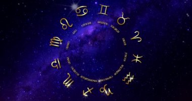 Dönen Tekerlekteki Zodiac Burç Astrolojik İşaretler. Zodiac 'ın 12 altın lüks simgesi, Astroloji mavi gökada arka planı - 4k Motion Graphics Video