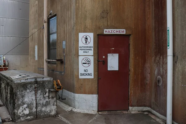 Silo Abandonado Sitio Industrial Con Hazchem Fumar Personal Autorizado Solo — Foto de Stock