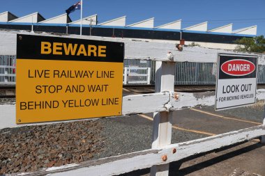 Sarı ve siyah dikkat, tren yolunda durun ve sarı çizginin arkasında bekleyin ve kırmızı, siyah ve beyaz tehlike, hareket halindeki araçlara dikkat edin tren geçişinde uyarı işaretleri