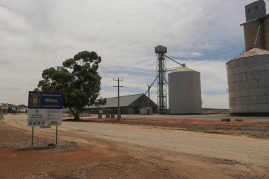 MITIAMO, AUSTRALIA - 2 Mart 2020: Mitiamo kırsal Victoria, Avustralya 'daki GrainCorp silo bölgesi