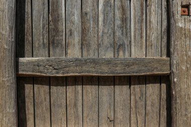 Rıhtımın dikey ve yatay tahta kirişleri ve direkleri olan bölümü