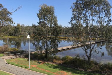 SHEPPARTON, AUSTRALYA - 4 Nisan 2023: Victoria Park Gölü Wyndham Caddesi, Shepparton