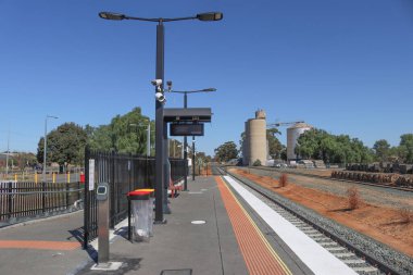 GOORNONG, AUSTRALYA - 3 Nisan 2023: Arka planda beton ve metal siloları bulunan Goornong tren istasyonu