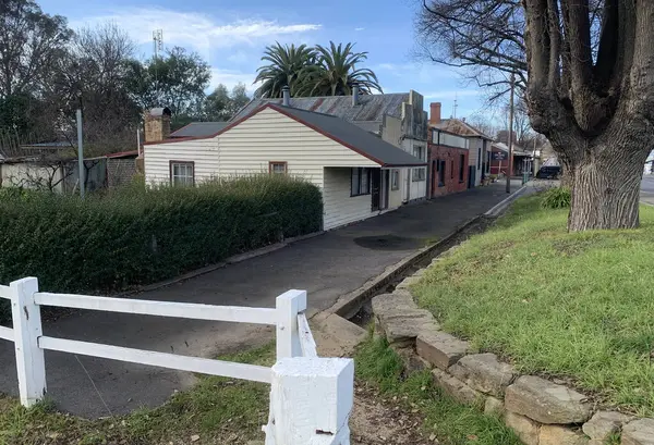 stock image NEWSTEAD, AUSTRALIA - July 7, 2024: Historic buildings in Lyons Street, Newstead, Australia.