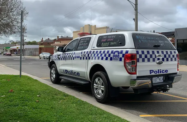 MARYBOROUGH, VICTORIA, AUSTRALYA - 9 Eylül 2024: Şikayet ve protesto sloganlarıyla donatılmış polis aracı, maaş ve daha iyi koşullar için sanayi eylemlerinin bir parçası olarak