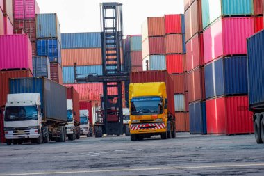 Konteyner deposundaki konteyner forkliftleri ve kamyonlar ithalat ve ihracata odaklanıyor