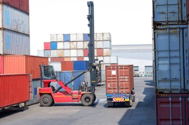 Forklift ithalat, ihracat ve lojistik sektörü, iş lojistik konsepti, ithalat ve ihracat kavramı, ithalat ve ihracat kavramı için gündoğumu gökyüzüne karşı konteyner kaldırıyor