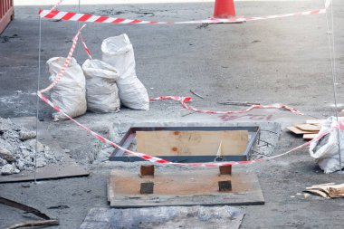 Yoldaki rögar kapağını aç ve yolu onar. Lağım kazası konsepti atık su