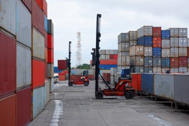 Rıhtımdaki konteyner uluslararası ulaşım lojistiği