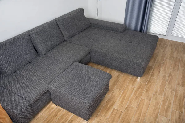Sofá Moderno Com Travesseiros Azulejos Cerâmicos — Fotografia de Stock