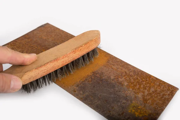 Paslı Metal Plakalı Ahşap Tel Fırça Temizlik Kavramı — Stok fotoğraf