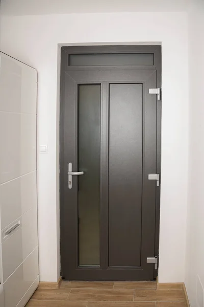 Graue Tür Einem Privathaus — Stockfoto