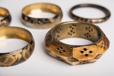 Doğulu kemik ve metal bilezik beyaz üzerinde