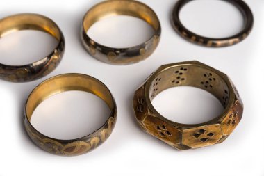 Doğulu kemik ve metal bilezik beyaz üzerinde