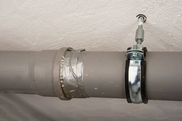 Kanalizasyon Plastiği Sızdırıyor Koli Bandıyla Tamir Edilmiş Stok Resim
