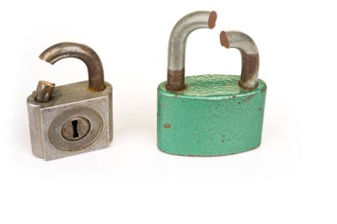 Kilit bir açı öğütücüsüyle kesilmiş..