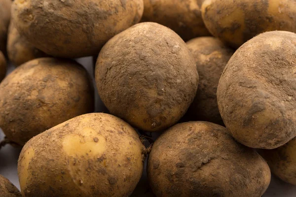 Pilha Batatas Não Lavadas Fundo Branco — Fotografia de Stock