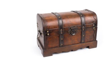 beyaz zemin üzerinde eski ahşap sandık