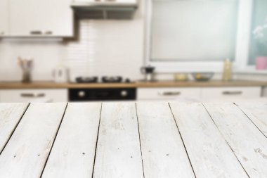 Mutfak arka planında ahşap tezgah.