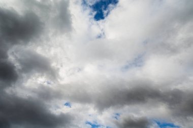 Fırtınalı siyah beyaz bulutlar mavi gökyüzü