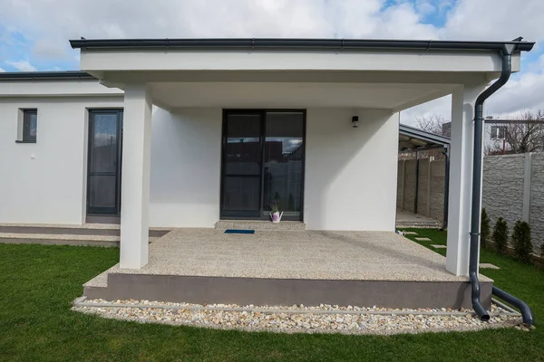 Veranda Terrasse Einem Neuen Bungalowhaus Magnetische Insektenschutztür — Stockfoto