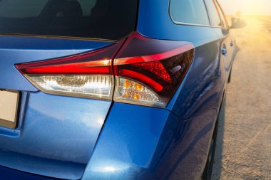 Details of the blue car back light.