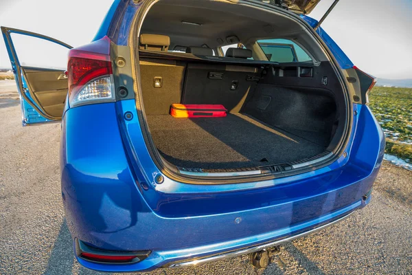 Ανοίξτε Την Πόρτα Του Πορτ Μπαγκάζ Ένα Μπλε Αυτοκίνητο Εικόνα Αρχείου