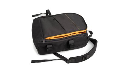 Kamera lensleri için fotoğraf çantası ve beyaz bir tripod.