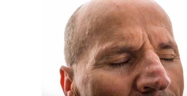 Yüzünde kırışıklıklar olan yaşlı ve cesur bir erkek.