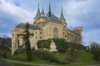 Bojnice ortaçağ kalesi, Slovakya 'daki UNESCO mirası. Gotik ve Rönesans öğelerine sahip romantik şato