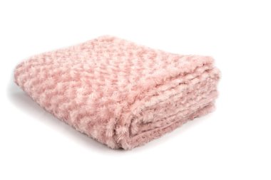 Pembe katlanmış battaniye beyaz arkaplanda