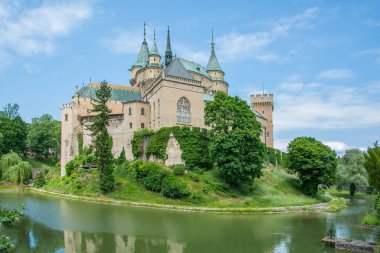 Bojnice ortaçağ kalesi, Slovakya 'daki UNESCO mirası. Gotik ve Rönesans öğeleri olan romantik bir şato.