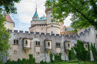 Bojnice ortaçağ kalesi, Slovakya 'daki UNESCO mirası. Gotik ve Rönesans öğeleri olan romantik bir şato.