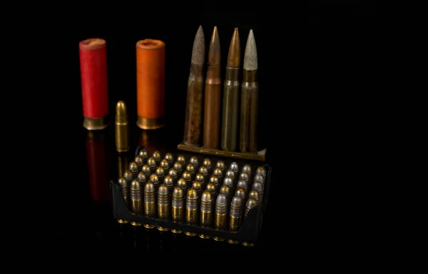 Verschillende Patronen Bewapenen Een Zwarte Achtergrond Vuurwapens — Stockfoto