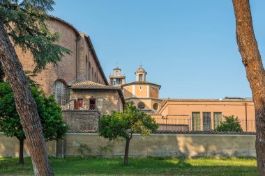 Roma 'nın Avantine Tepesi' nde ağaçlarla çevrili Santa Sabina Bazilikası.