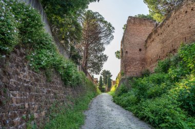 İtalya 'daki Clivo di Rocca Savella' da antik yeşil hat.