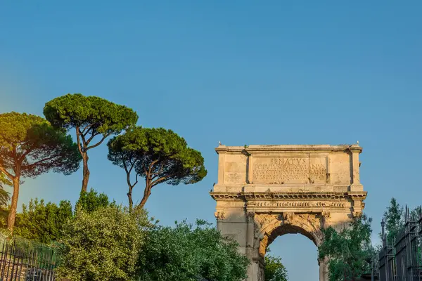 Арка Тита Рано Вранці Римі — стокове фото