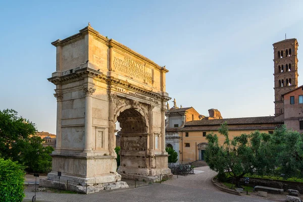 로마에서 아침의 티투스 개선문 — 스톡 사진