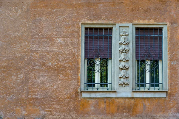 Stara Brudna Tynkowa Fasada Ozdobą Renesansową Okna Metalowymi Prętami — Zdjęcie stockowe