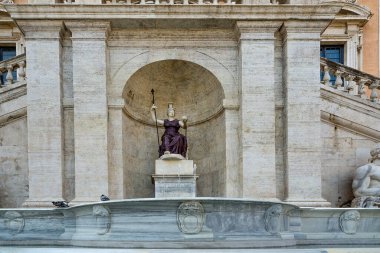 Roma 'daki Piazza del Campidoglio' da Tanrıça Roma Çeşmesi