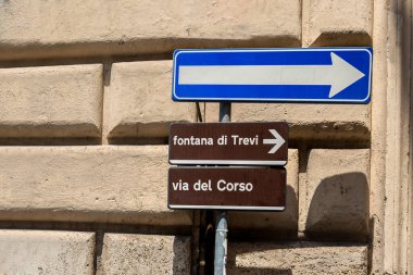 Roma 'da Fontane di Trevi turist yön tabelası