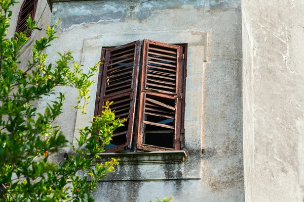 Persianas Rotas Ventanas Edificio Viejo — Foto de Stock