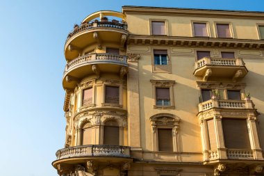 Akdeniz 'de panjurlu bir binanın üzerinde Rönesans balkonu.