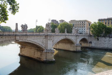 Roma 'nın Trastevere ilçesine Ponte Umberto 1 köprüsü