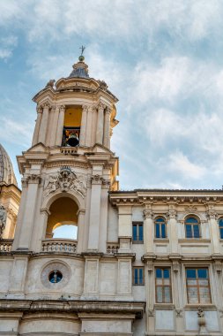 Navona Meydanı 'ndaki Fıskiye Quattro Fiumi ve Agone' daki Sant-Agnese kilisesinin detayları.