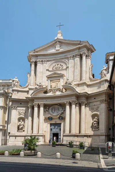 ルネッサンスの教会はローマの建物の間を絞った 古代の太陽の時計が壁に — ストック写真